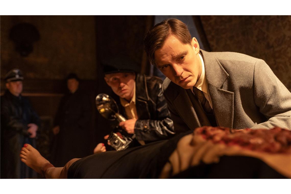 Er soll den Mord an einer deutschen Offizierswitwe untersuchen: Jan Morava (Jonas Nay) untersucht deren Leiche.