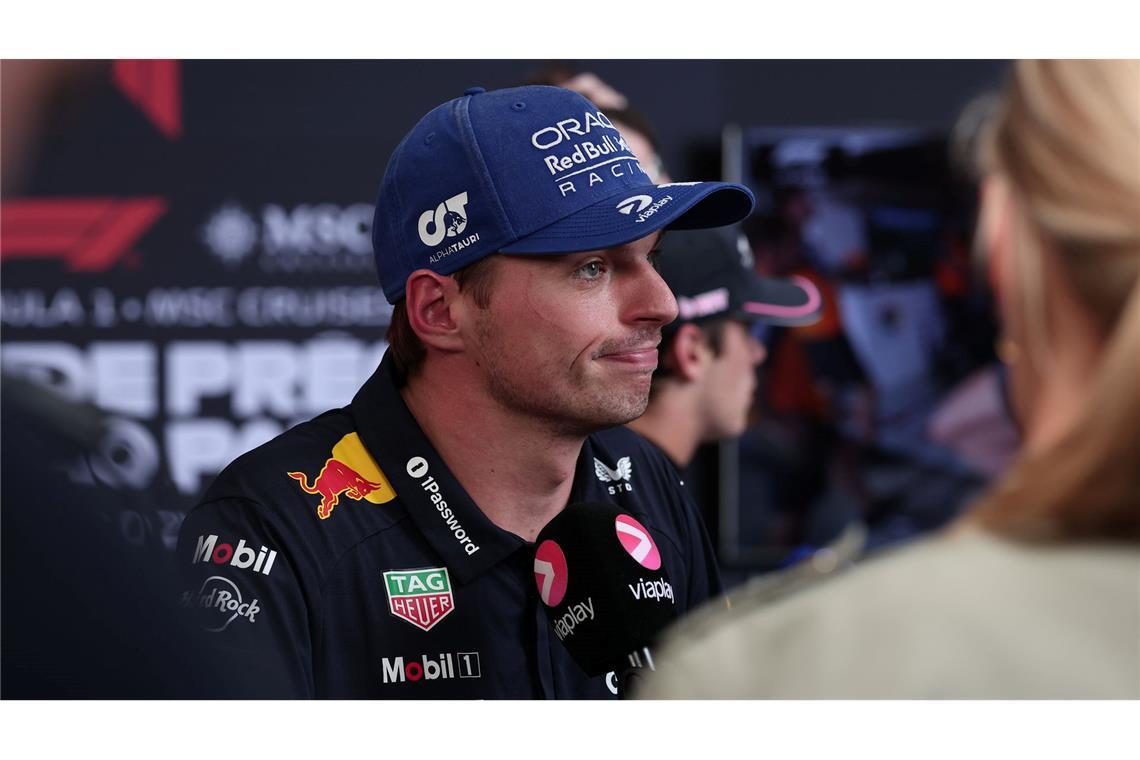 Er startet nun aus der Boxengasse.