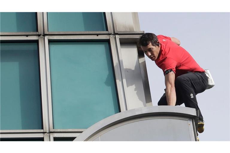er US-amerikanische Kletterer Alex Honnold klettert ohne Sicherung in Taipeh, Taiwan, den Wolkenkratzer Taipei 101.