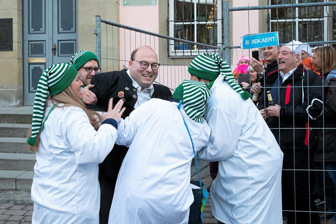 Er wehrte sich, dennoch musste sich Bürgermeister Armin Mößner im vergangenen Jahr geschlagen geben. Am Donnerstag stürmen die Henderwäldler erneut das Rathaus. Archivfoto: J. Fiedler