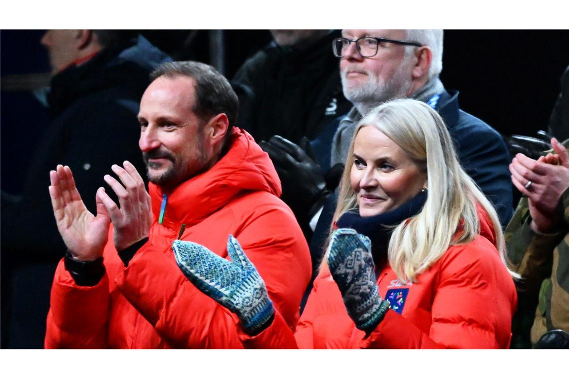 Er wusste von der Freundschaft seiner Frau zu Epstein: Kronprinz Haakon (l).