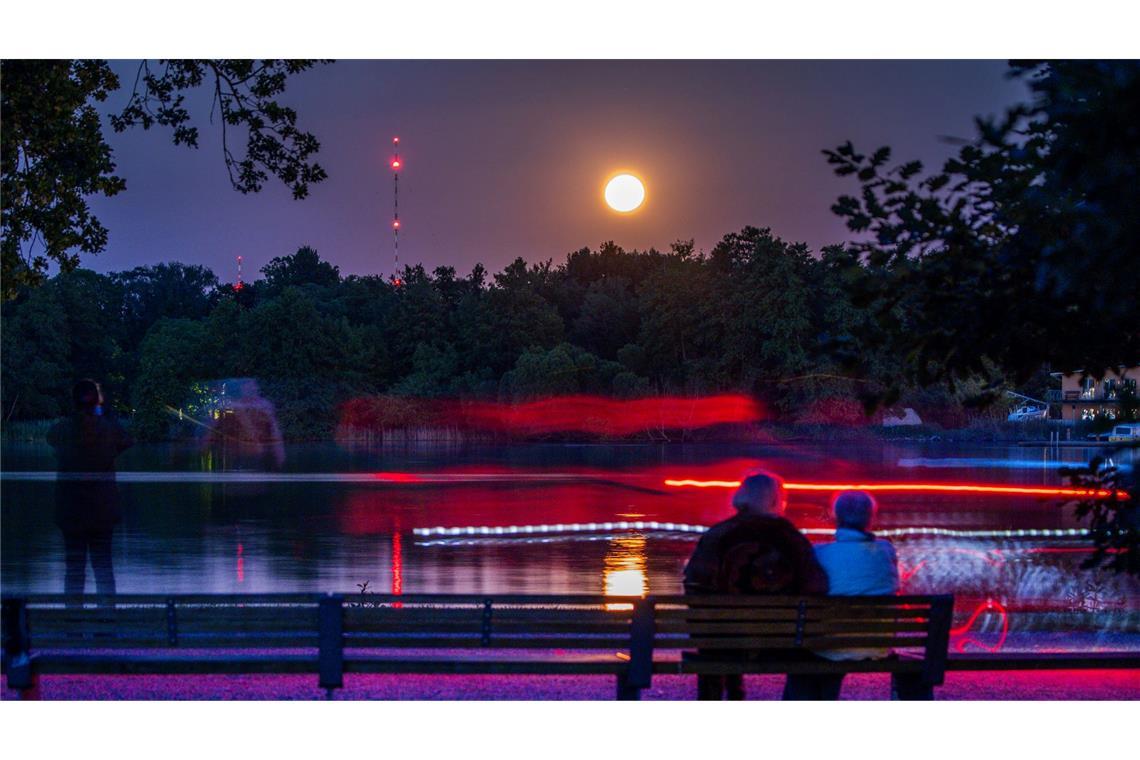 Blassroter Erdbeermond ziert Nachthimmel über Deutschland