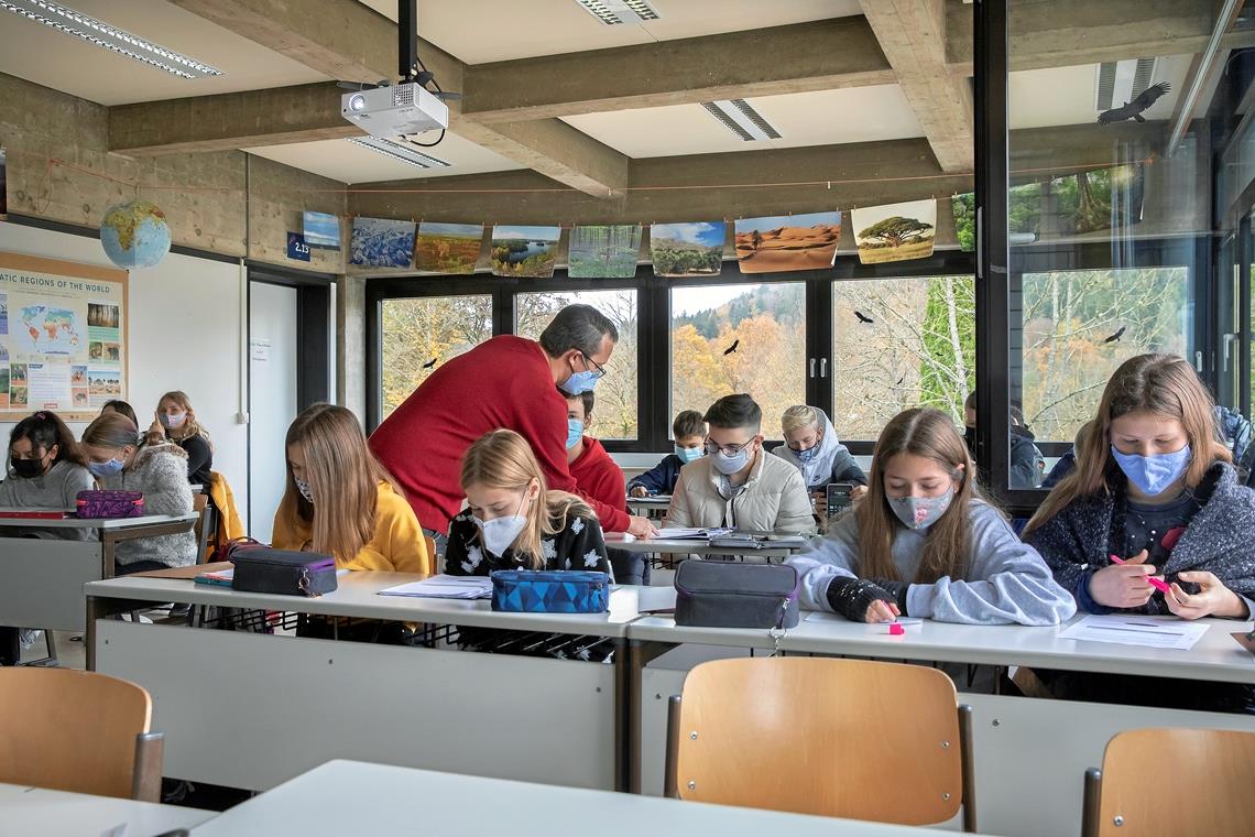 Was heißt noch mal Wanderfeldbau? Erdkugel und Bildeindrücke aus aller Welt über den Köpfen: Die Schüler des bilingualen Zugs haben sich im Geografiesaal in einen englischen Text über die Ureinwohner des Amazonasgebiets vertieft und erarbeiten sich die zentralen Aspekte. Ihr Lehrer Marc di Maina macht immer mal wieder die Runde, um etwas zu erklären und zu schauen, wo noch Fragen sind.