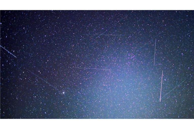 Erdnahe Satelliten sind auf Langzeitbelichtungen als Lichtspuren zu erkennen. Das bayerische Start-Up Mynaric baut Laserfunkterminals für Satelliten und ist nun von einem US-Konzern übernommen worden. (Symbolbild)