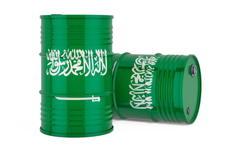 Erdölfässer mit den saudiarabischen Flaggensymbolen bedruckt.