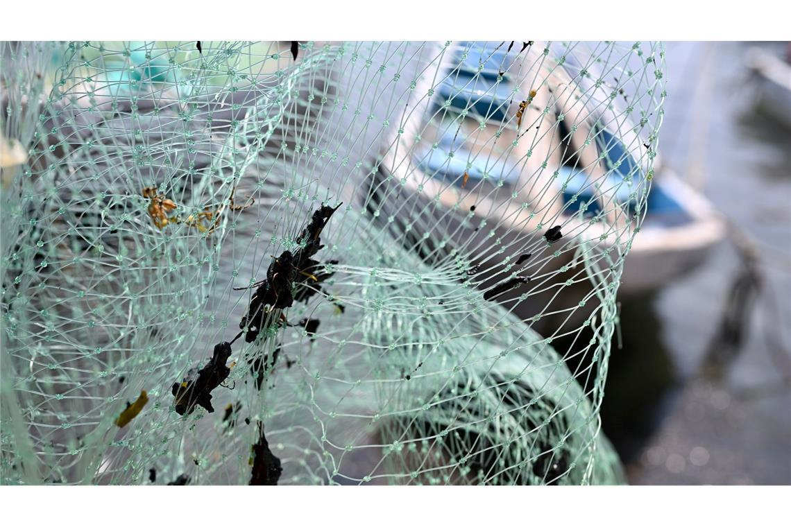 Erdölrückstände haben die Ausrüstung der Fischer verschmutzt, darunter Netze.