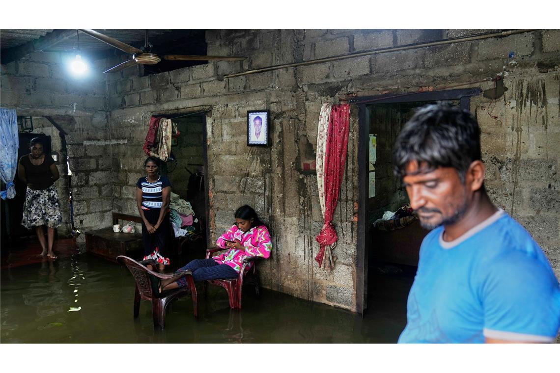 Erdrutsche, blockierte Straßen und Hochwasser in Wohnhäusern: Die Folgen des Zyklons legen das öffentliche Leben auf Sri Lanka nahezu lahm.