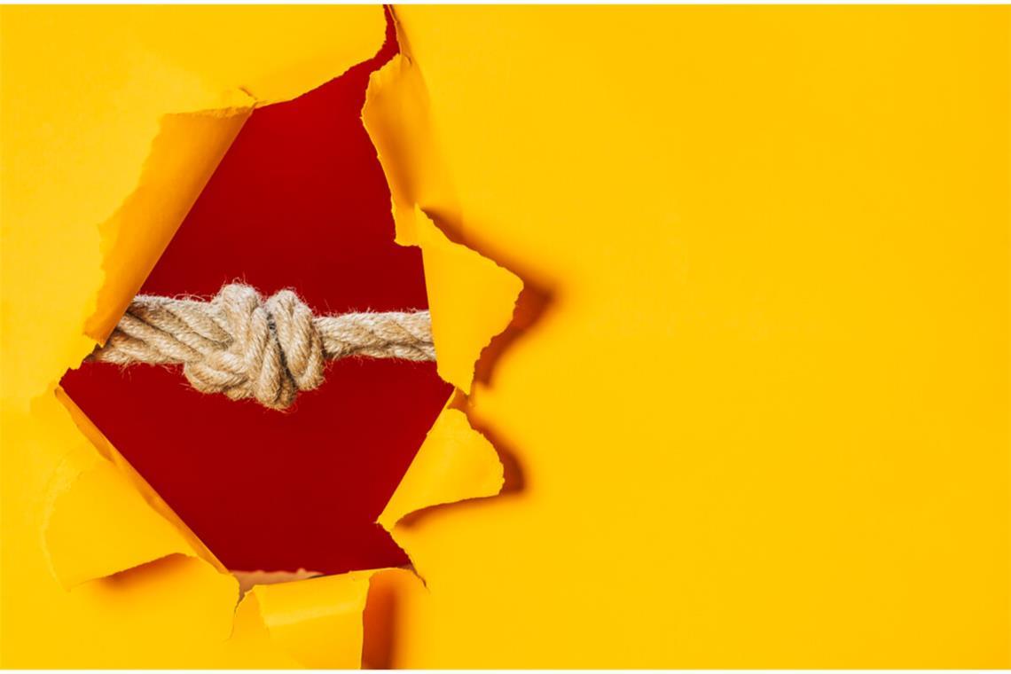 Erfahren Sie 4 einfache und effektive Methoden, um festsitzende Knoten zu lösen. Von Drehen und Schieben bis hin zum Einsatz von Werkzeugen und Weichklopfen.