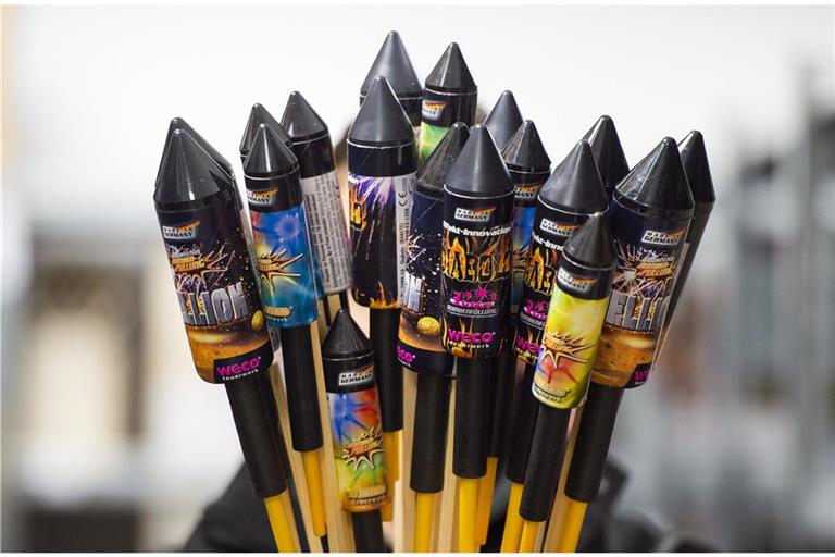 Erfahren Sie, ab wann man für Silvester 2025/26 Feuerwerk und Böller kaufen kann. Alles Wichtige im Überblick.