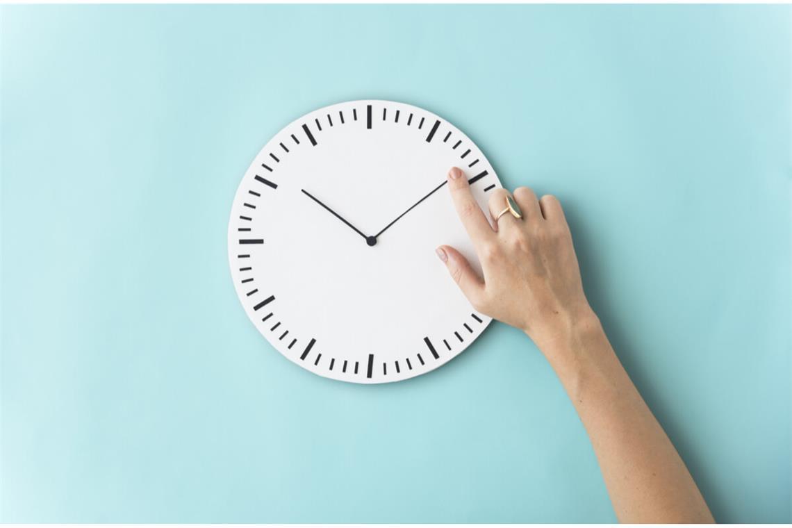 Erfahren Sie, bei welchen Uhrzeiten man von welcher Tageszeit spricht. Morgens, vormittags, mittags, nachmittags & abends erklärt.