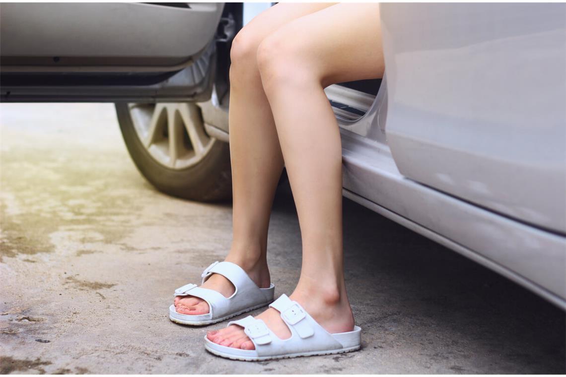 Erfahren Sie, ob Birkenstock-Sandalen beim Autofahren erlaubt sind und was für das Schuhwerk sonst noch gilt.