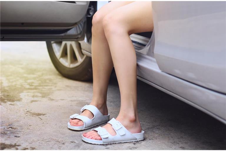 Erfahren Sie, ob Birkenstock-Sandalen beim Autofahren erlaubt sind und was für das Schuhwerk sonst noch gilt.