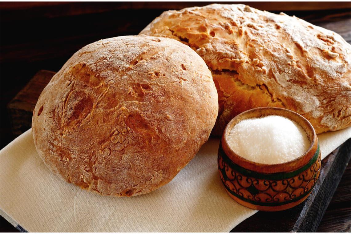 Warum schenkt man Brot und Salz zum Einzug? Erfahren Sie, warum man Brot und Salz zum Einzug schenkt und wie Sie es kreativ verpacken.