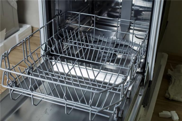 Erfahren Sie, warum Spülmaschinenkörbe rosten, wie Sie die rostigen Stellen reparieren und Flugrost in der Spülmaschine vermeiden können.