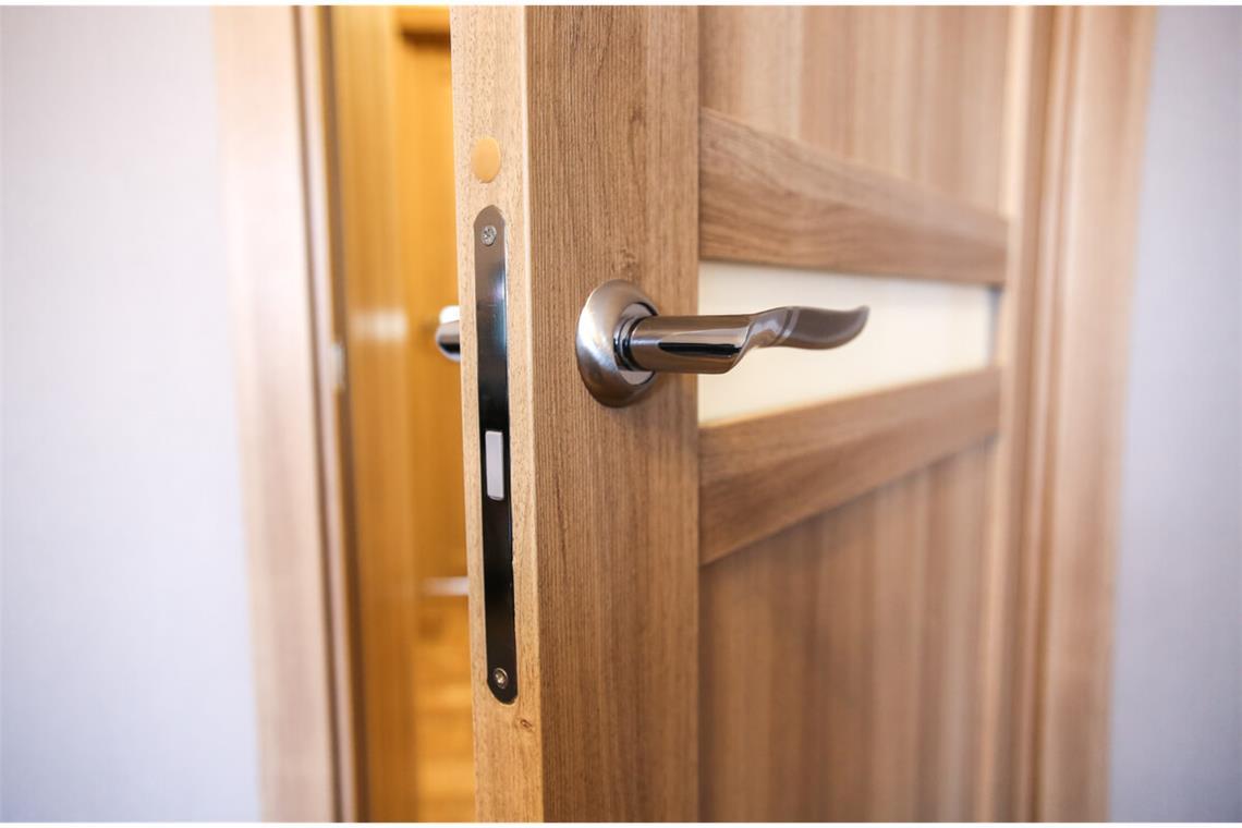 Erfahren Sie, warum Türen von alleine aufgehen und wie Sie das Problem mit einfachen Maßnahmen schnell lösen können. Praktische Tipps für den Alltag.