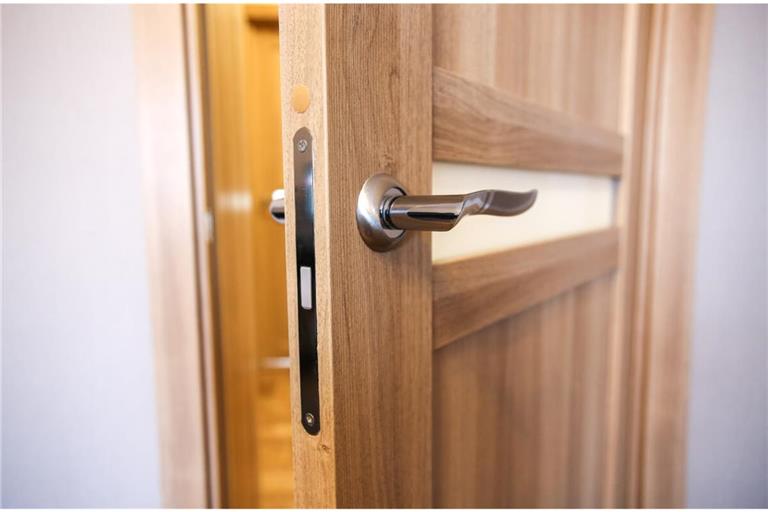 Erfahren Sie, warum Türen von alleine aufgehen und wie Sie das Problem mit einfachen Maßnahmen schnell lösen können. Praktische Tipps für den Alltag.