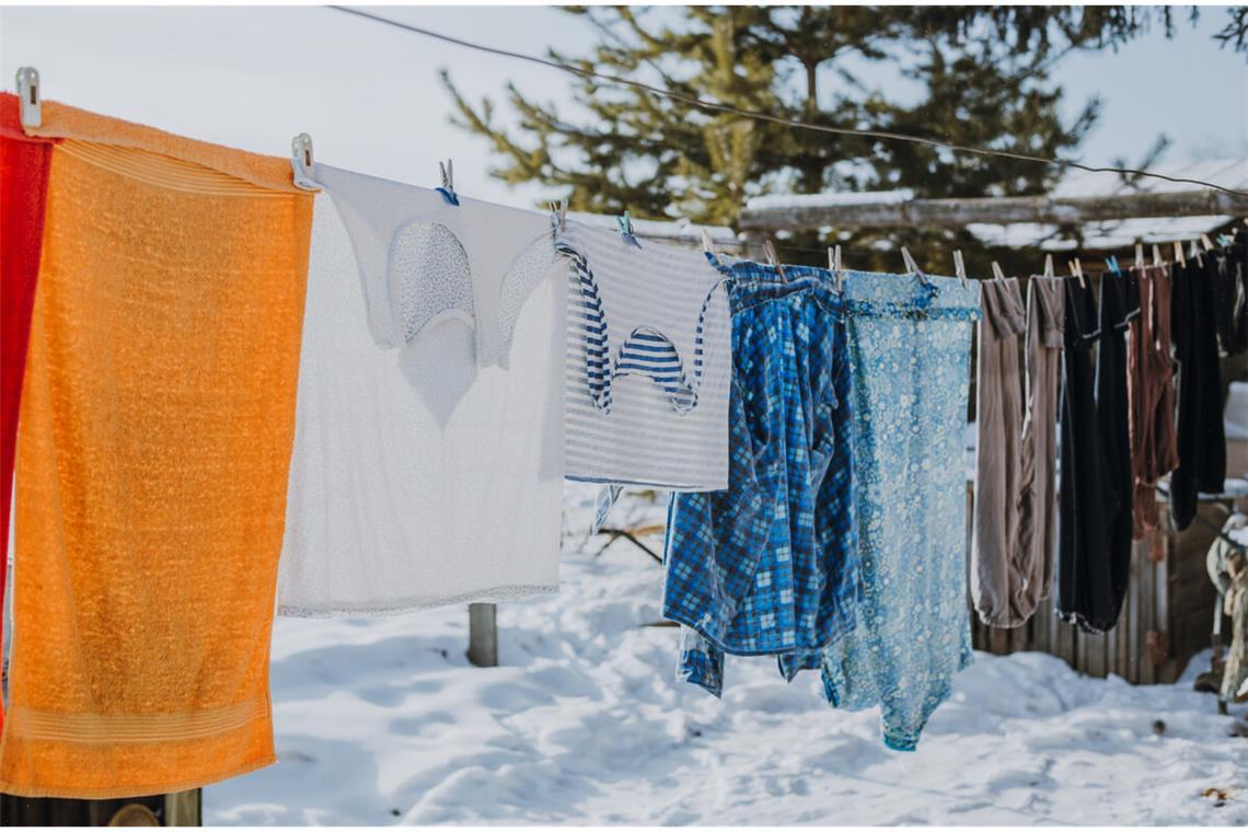 Wäsche im Winter draußen trocknen - So geht's Erfahren Sie, warum Wäsche auch im Winter draußen trocken wird und worauf man bei Minusgraden achten muss.