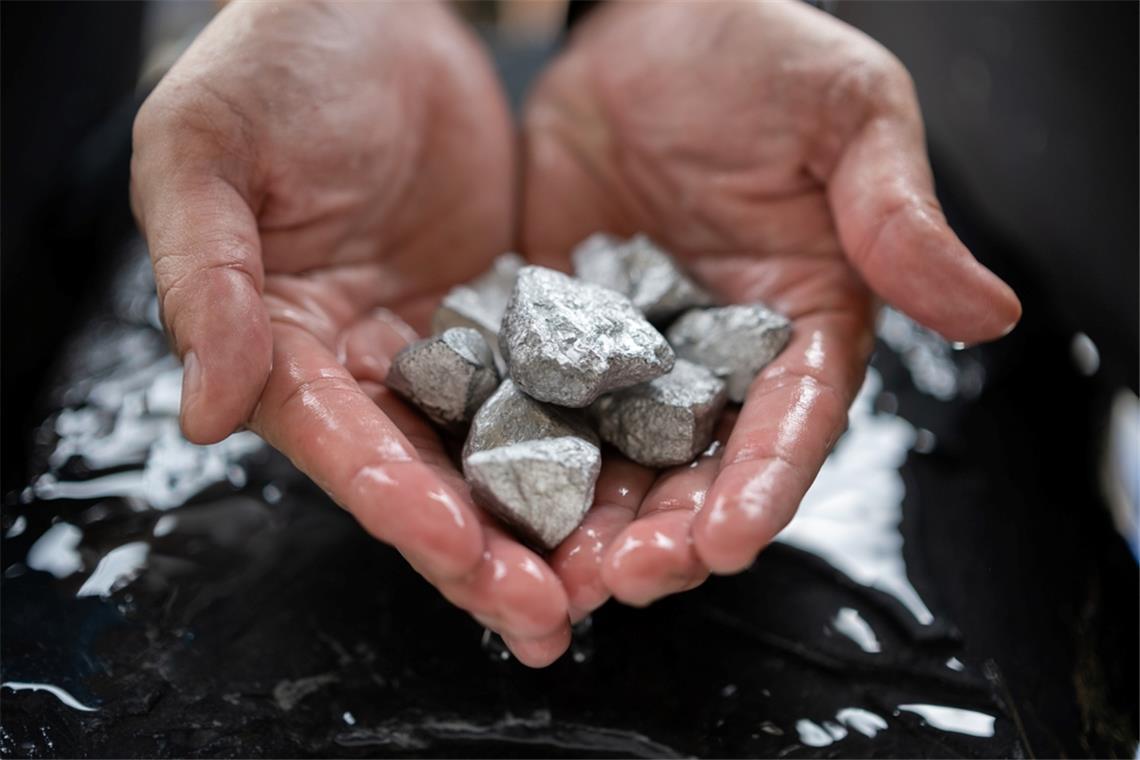Was sind seltene Erden? - Bedeutung, Anwendungen & Chinas Macht Erfahren Sie, was seltene Erden sind, warum sie für Technik & Energiewende unverzichtbar sind und wie Chinas Exportkontrollen die Weltwirtschaft bedrohen.