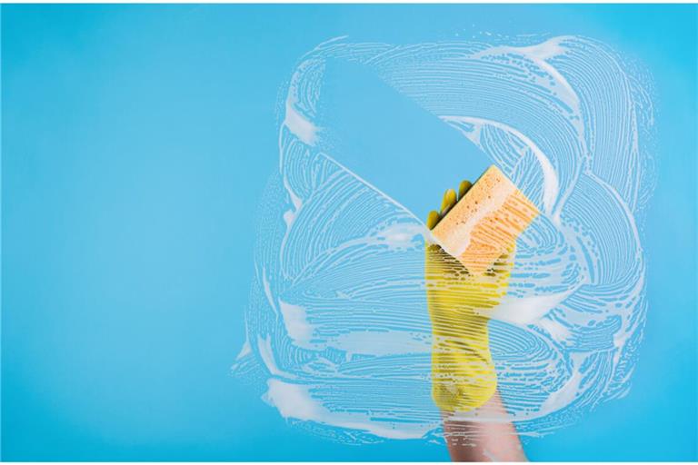 Erfahren Sie, welche Reinigungsintervalle für Toilette, Dusche, Fliesen und mehr sinnvoll sind. Angepasst an Haushaltsgröße und Nutzung.