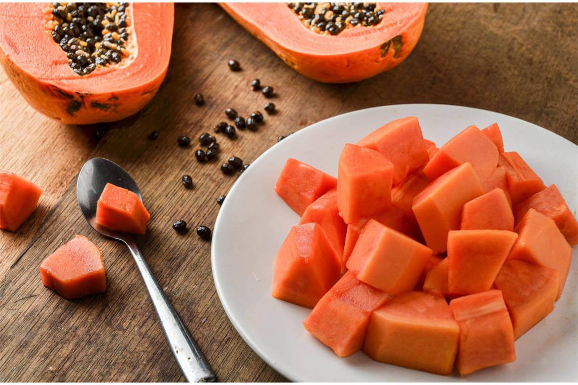Papaya schneiden - So einfach geht‘s Erfahren Sie, wie man eine Papaya richtig schneidet & zubereitet. (Anleitung in 6 Schritten)