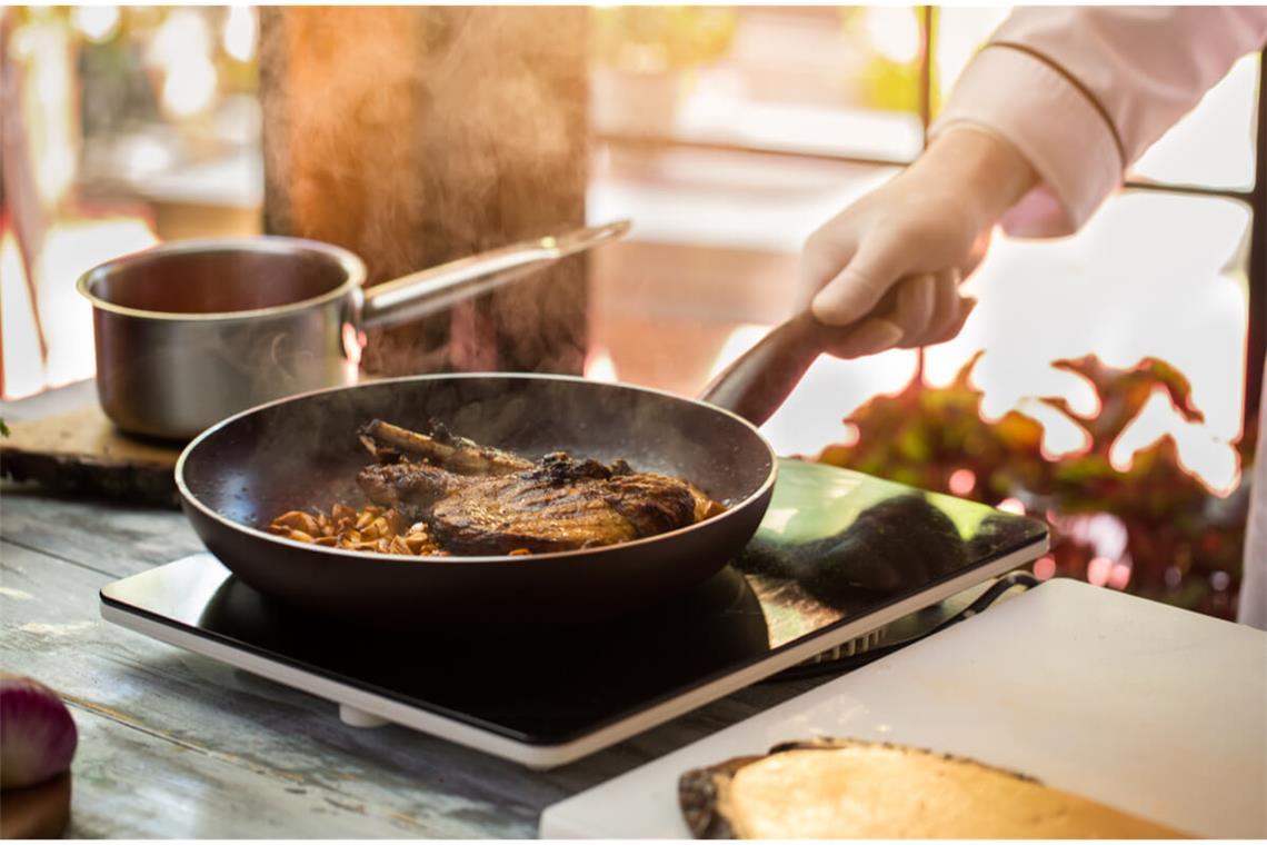 Braten ohne Fett - 6 Methoden im Überblick Erfahren Sie, wie man ohne Fett braten kann und was man statt Öl oder Fett zum Braten benutzen kann.