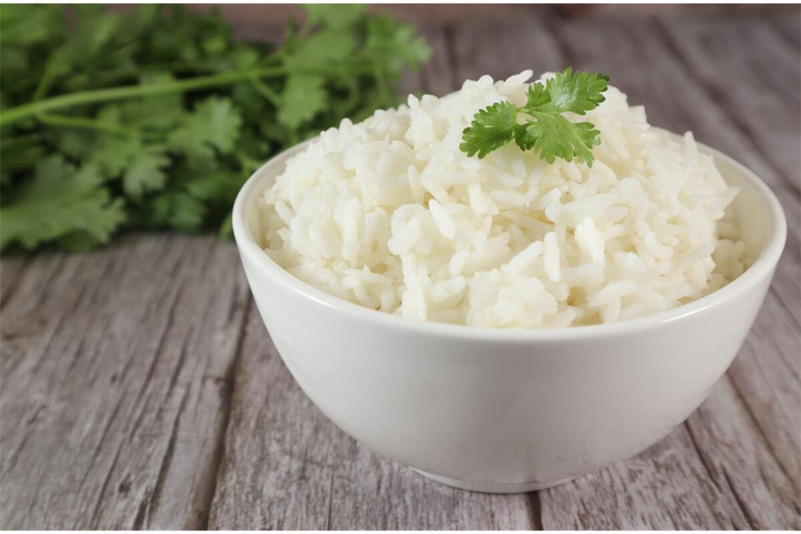 Reis in der Mikrowelle kochen - So geht‘s Erfahren Sie, wie man Reis in der Mikrowelle kochen kann. (Anleitung in 4 Schritten)