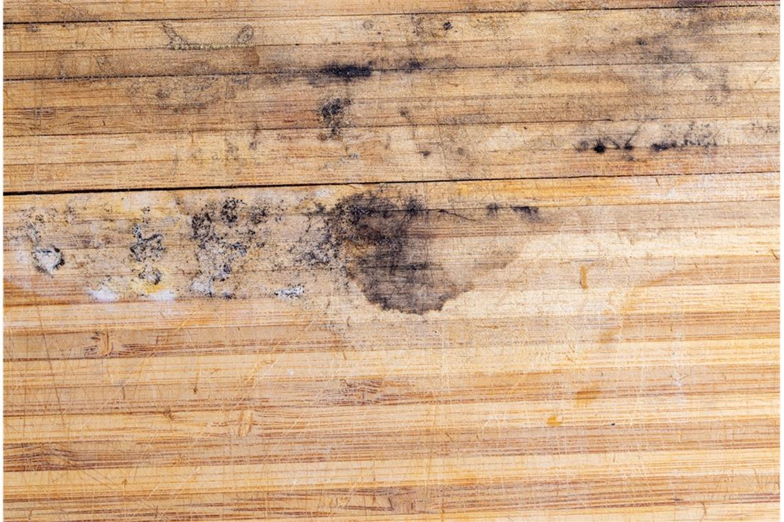 Schimmel von Holz entfernen - 9 hilfreiche Tipps Erfahren Sie, wie man Schimmel auf Holz richtig & nachhaltig entfernt. Die wichtigsten Tipps haben wir hier für Sie zusammengefasst.
