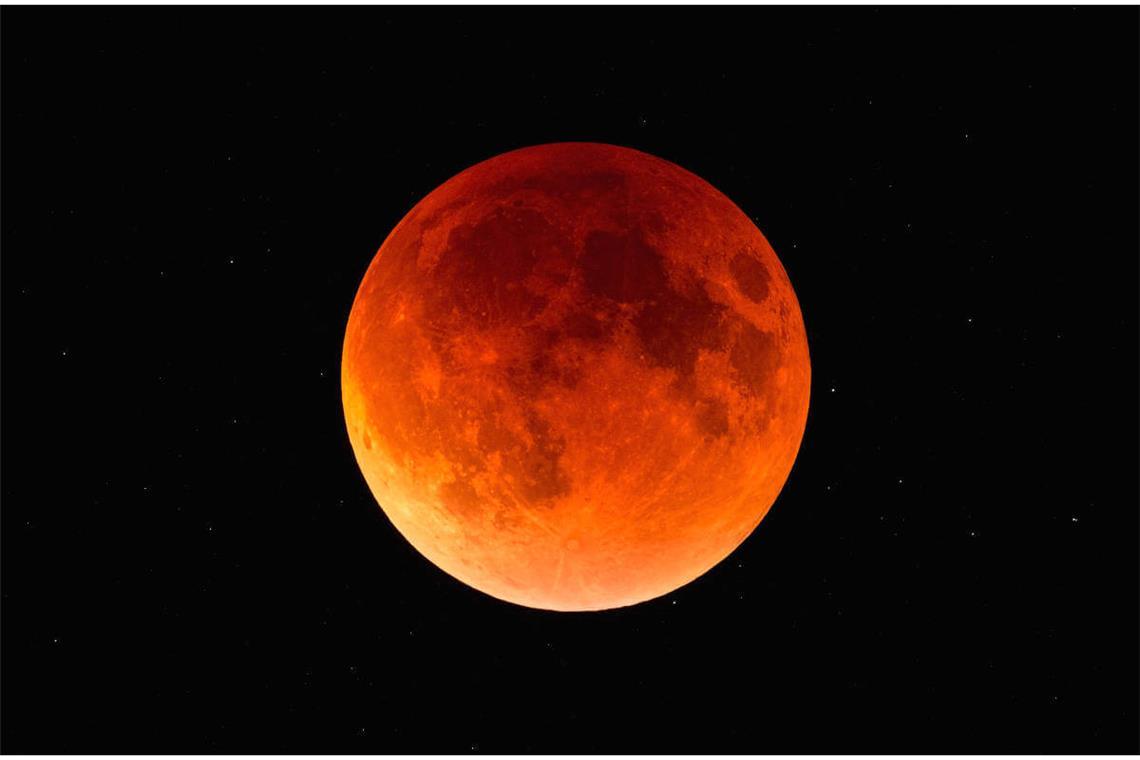 Erfahren Sie, wie oft Mondfinsternisse weltweit und in Deutschland auftreten, welche Arten es gibt und warum der Mond bei einer totalen Finsternis rot leuchtet.