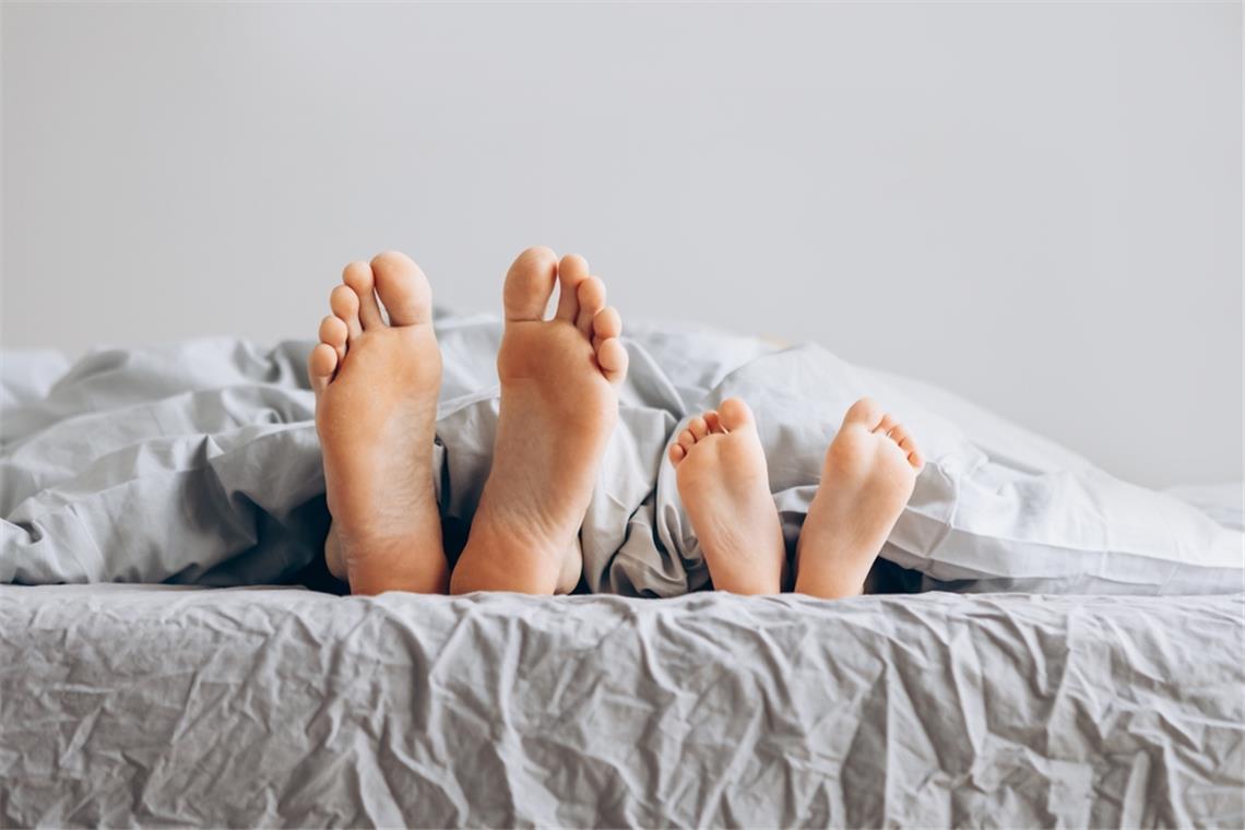 Wie schnell wachsen eigentlich Kinderfüße? Erfahren Sie, wie schnell Kinderfüße in welchem Alter wachsen. So lange halten Schuhgrößen bei Kindern.