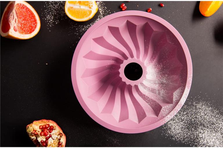 Erfahren Sie, wie sich Kuchen aus der Silikonform lösen lässt. Mit diesen einfachen Tipps gelingt das Lösen und Reinigen Ihrer Silikonbackform mühelos.