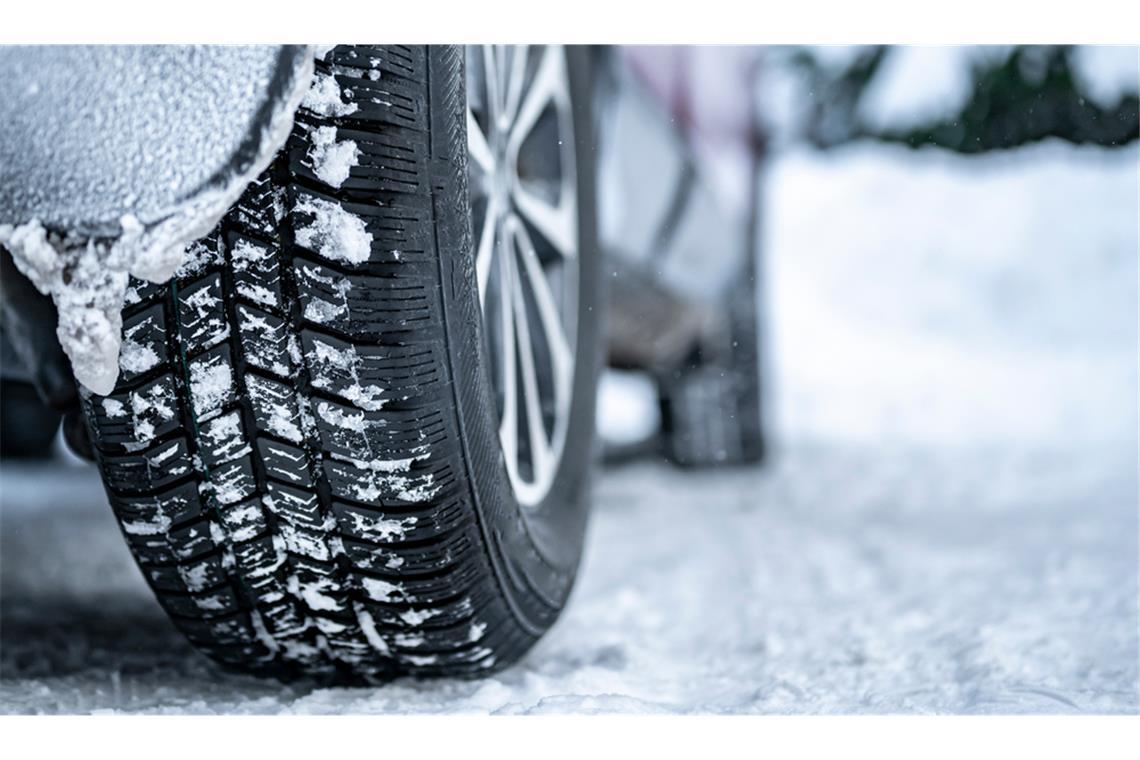 Erfahren Sie, wie sich Winter- und Ganzjahresreifen (Allwetterreifen) unterscheiden, welche Kennzeichnungen wichtig sind und worauf Sie bei der Nutzung im Straßenverkehr achten müssen.