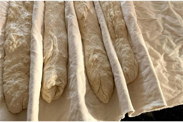 Erfahren Sie, wie Sie Bäckerleinen richtig waschen und pflegen. Ob in der Waschmaschine oder von Hand. Für hygienische und langlebige Backtücher.