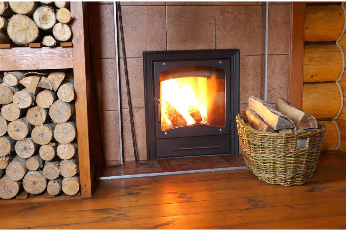 Erfahren Sie, wie Sie mit einem Grundofen effizient und schonend heizen, welche Holzarten geeignet sind und worauf Sie beim Betrieb und der Pflege achten sollten.