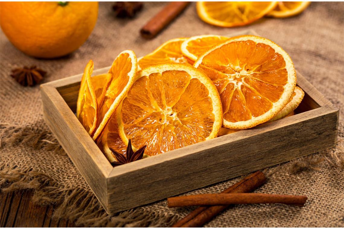 Erfahren Sie, wie Sie Orangenscheiben einfach trocknen können. Ob an der Luft, im Backofen oder in der Mikrowelle. Perfekt für Deko, Raumduft oder Getränke.