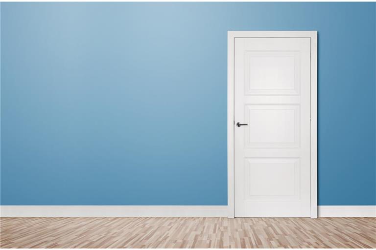 Erfahren Sie, wie Sie Türen effektiv schalldicht machen können. Von neuen Dichtungen über Zugluftstopper bis hin zu Dämmmatten und Lärmschutzvorhängen. Praktische Tipps für mehr Ruhe!