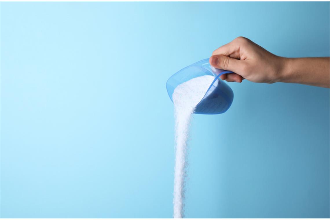 Erfahren Sie, wie Sie Waschmittel optimal für jede Wäschemenge und Wasserhärte anpassen, um Umwelt, Kleidung und Maschine zu schonen.