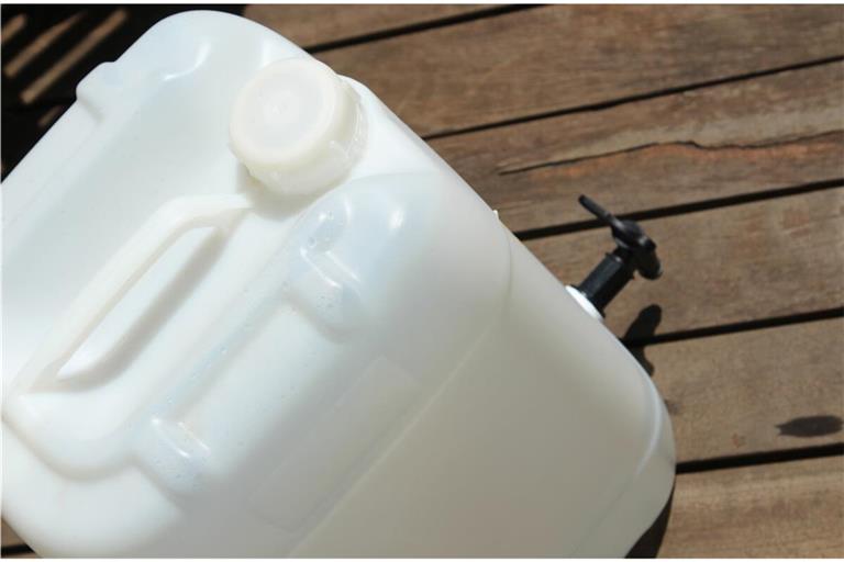 Erfahren Sie, wie Sie Wasserkanister gründlich reinigen, Keime und Ablagerungen entfernen und die Hygiene für Trinkwasser sicherstellen können.