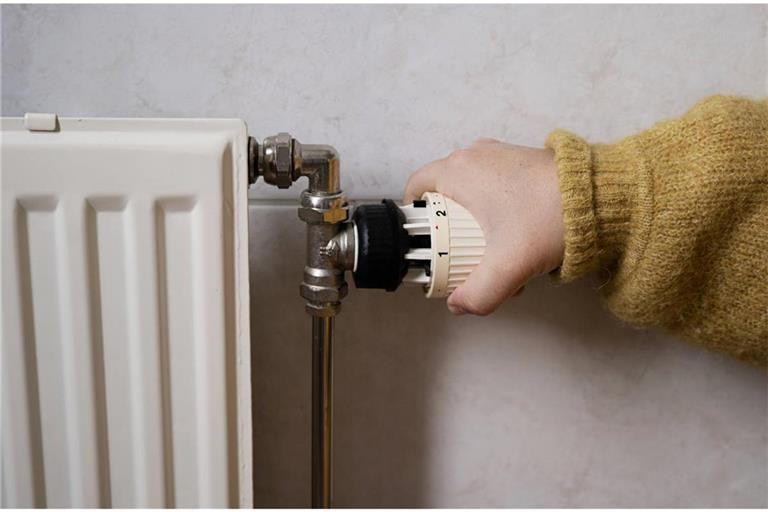 Erfahren Sie, wie warm es in einer Wohnung sein muss, welche Temperaturen vorgeschrieben sind, welche Pflichten Mieter und Vermieter haben und wie Sie Schimmelbildung vermeiden können.