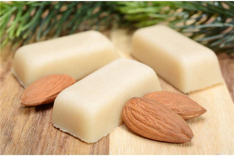 Erfahren Sie, woraus Marzipan besteht, wie es hergestellt wird & wie man es selber machen kann.