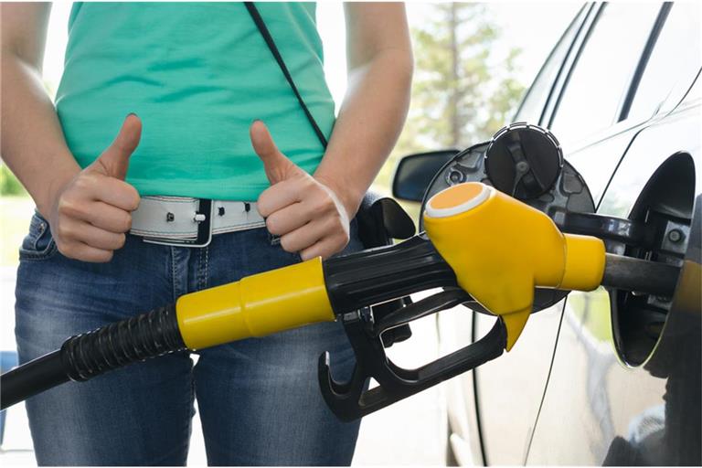 Erfahren Sie, zu welcher Uhrzeit Sie günstig tanken & worauf Sie noch achten sollten, um beim Tanken zu sparen.