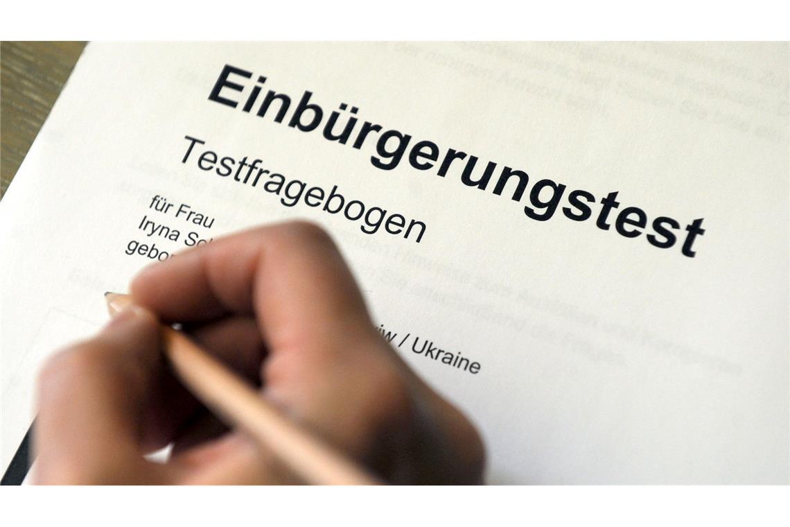 Polizei ermittelt in mehreren Städten zu Sprachtest-Betrug Erfolgreich absolvierte Sprachtests werden nicht nur für die Einbürgerung verlangt, sondern in vielen Fällen auch für den Familiennachzug. (Symbolbild)