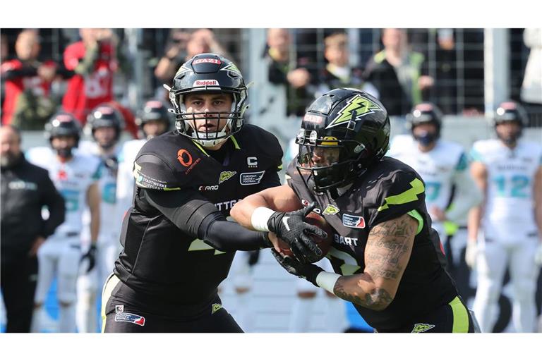 Erfolgreiche Taktik bei Stuttgart Surge: Quarterback Reilly Hennessey (li.) übergibt an Runningback Kai Hunter.