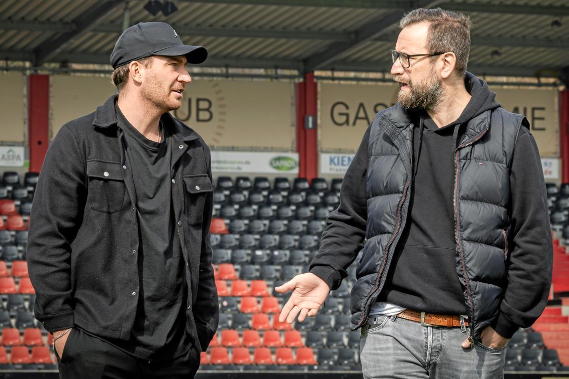 „Man gewinnt nicht im Vorbeigehen“ Erfolgstrainer unter sich: Pascal Reinhardt (links) und Stephan Just im Gespräch im Aspacher Stadion. Foto: Alexander Becher