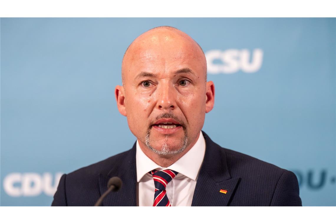 Drohender Koalitionsstreit über Zurückweisungen Erhebt schwere Vorwürfe gegen Pro Asyl: CSU-Landesgruppenchef Alexander Hoffmann. (Archivbild)