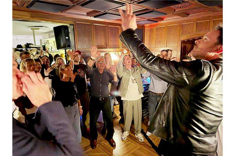 Eric Gauthier animiert mit seinem Charme die Gäste der Weinstube Fröhlich zum Tanzen (Mitte: VfB-Chef Alexander Wehrle).