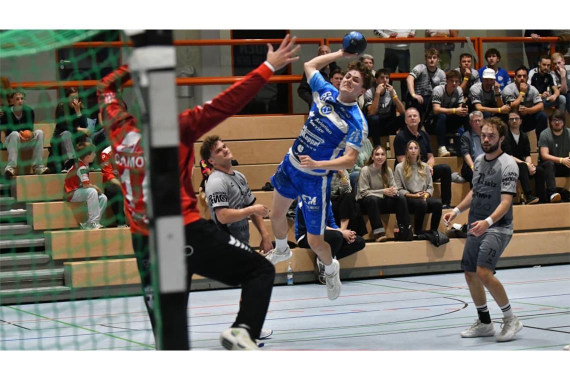Eric Geßwein (mit Ball) steuert vier Treffer zum Punktgewinn des TSV Schmiden bei.