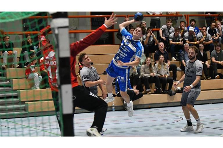 Eric Geßwein (mit Ball) steuert vier Treffer zum Punktgewinn des TSV Schmiden bei.