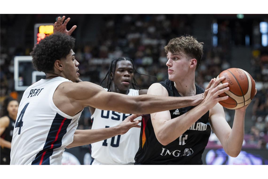 Eric Reibe (rechts) ist einer der deutschen Nachwuchsbasketballer, die an einem College in den USA spielen. (Archivbild)