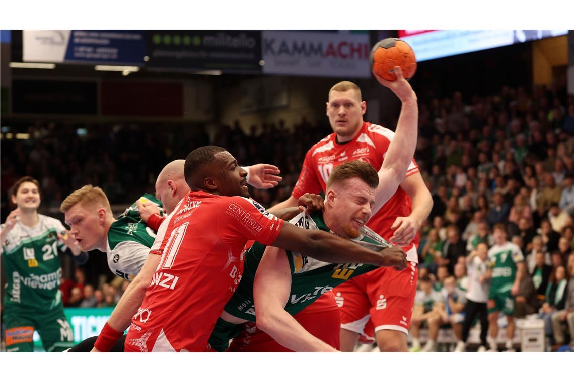 Erik Persson wird von der MT-Abwehr in die Zange genommen.