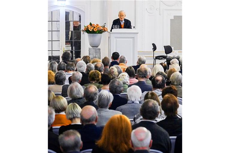 Erinnern an den Widerstand: die Stauffenberg-Gedächtnisvorlesung 2024 im Weißen Saal des Neuen Schlosses mit Dieprand von Schlabrendorff.